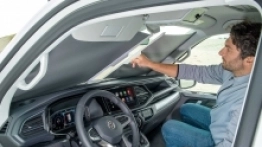 California 6.1 Ocena to najwyższa wersja wyposażenia z gamy „małej Californi”. Kierownica i elementy kokpitu wykończone są skórą. Funkcjami samochodu na postoju, ogrzewaniem, klimatyzacją i PODNOSZENIEM dachu sterujemy z poziomu dotykowego ekranu. Wnętrze wyposażono w 42-litrową kompresorową lodówkę, DWUPALNIKOWĄ KUCHENKĘ I ZLEWOZMYWAK. - zdjęcie 14