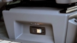 California 6.1 Ocena to najwyższa wersja wyposażenia z gamy „małej Californi”. Kierownica i elementy kokpitu wykończone są skórą. Funkcjami samochodu na postoju, ogrzewaniem, klimatyzacją i PODNOSZENIEM dachu sterujemy z poziomu dotykowego ekranu. Wnętrze wyposażono w 42-litrową kompresorową lodówkę, DWUPALNIKOWĄ KUCHENKĘ I ZLEWOZMYWAK. - zdjęcie 15