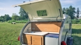 Po otwarciu klapy zobaczymy aneks kuchenny, a tam... lustro! - zdjęcie 1