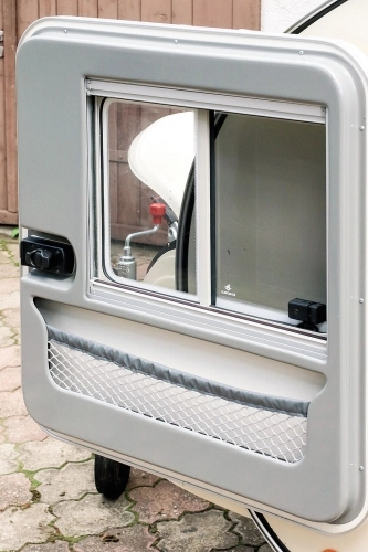 Masywne drzwi, jak do schronu, gwarantują ciszę i ciepło – przy ok. 12 stopniach na zewnątrz w środku było bardzo ciepło (bez ogrzewania!). - zdjęcie 2