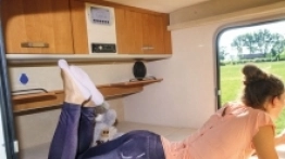 Wnętrze zaskakuje przestronnością – spokojnie zmieszczą się tam dwie dorosłe (nawet wysokie) osoby - zdjęcie 5