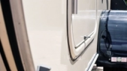 Drobnostka, a cieszy: dzięki specjalnym zatrzaskom drzwi nie obijają się, a na postoju – nie zamykają się - zdjęcie 12