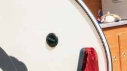 Wlew do wody umieszczony jest na boku przyczepy w części tylnej - zdjęcie 13