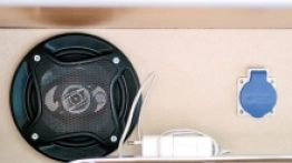 Dwa głośniki i jedno wyjście 230 V to jedyne  udogodnienia w środku - zdjęcie 17