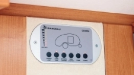 Panel sterujący zasilaniem jest umieszczony w środku przyczepy. Do tego dochodzi czytelny wskaźnik poziomu naładowania baterii - zdjęcie 19