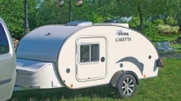 Z przodu jest kufer, który częściowo jest zajęty przez akumulator i ładowarkę do niego - zdjęcie 21