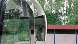 Duże lusterka zewnętrzne przypominają te autobusowe. - zdjęcie 2