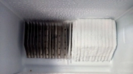 Usterka ciekawostka – wynikająca prawdopodobnie z błędu konstrukcyjnego inżynierów firmy Thetford – lodówki amoniakalnej, objawiająca się przy dużym zapełnieniu. Szroni się wówczas połowa wymiennika, powodując skraplanie dużej ilości wody... we wnętrzu. - zdjęcie 1