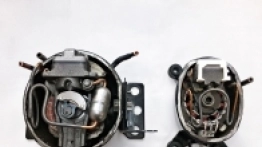 Zdjęcie rozciętych kompresorów. Po lewej stronie kompresor z lodówki domowej, po prawej – kompresor do użytku mobilnego stosowany w lodówkach kompresorowych przeznaczonych do montażu w pojazdach (np. seria Dometic CRX albo nowa seria RC 4.90) i w lodówkach przenośnych Dometic. Widać różnicę w wielkości urządzeń. Masa kompresora domowego to 7,6 kg, mobilnego – 4,2 kg - zdjęcie 2