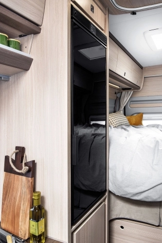 Zewnętrzny agregat chłodzący może być zainstalowany – pod warunkiem zapewnienia odpowiedniej wentylacji – w odległości nawet do 1,5 m od lodówki. To dzięki temu ograniczona kubatura pokładu „domu na kołach” nie musi oznaczać kompromisu (odgłosy pracującej lodówki), gdy załoga oczekuje niczym niezmąconego snu - zdjęcie 4