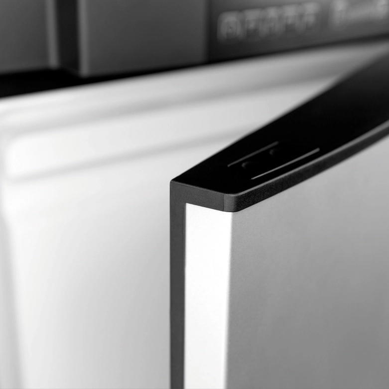 Wysokiej jakości materiały, precyzyjne uszczelnienia... – w odróżnieniu od sprzętu domowego lodówka dedykowana fanom caravaningu musi być nieczuła na ogromne wahania temperatur. Powinna satysfakcjonująco chłodzić na czas podróży kamperem w strefie zwrotnikowej, a innym razem na czas eskapady pod koło podbiegunowe. Jej komponenty (elektronika!) muszą też znieść bez szwanku minusowe temperatury, jeśli nie podróżujemy zimą - zdjęcie 5