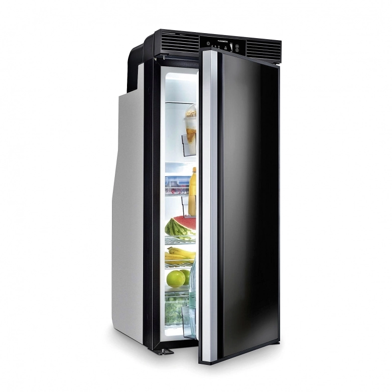 Taką lodówkę jak Thetford T1090 w ofercie posiada również Dometic i to zarówno w wersji 90, jak i 70 l. Nowy model kompresorowy Dometic RC 10.4 wyróżnia się nie tylko niewielką szerokością (42 cm) i przystosowaniem do montażu w busach, ale również gotowością do pracy ze sterownikami opartymi na protokole CI-BUS. Przykładem takiego rozwiązania jest system „inteligentnego kampera” o nazwie Dometic Connect - zdjęcie 8