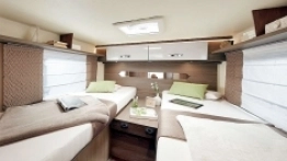 Jak w (prawie) każdym kamperze typu integra, z tyłu mamy możliwość połączenia łóżek lub pozostawienie dwóch pojedynczych - zdjęcie 3