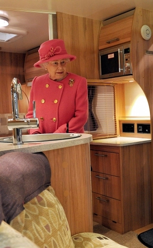 Jej Wysokość Królowa Elżbieta we wnętrzu kampera Bailey Approach SE 760. - zdjęcie 17