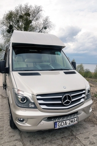 Mały bus, który jest dużym kamperem