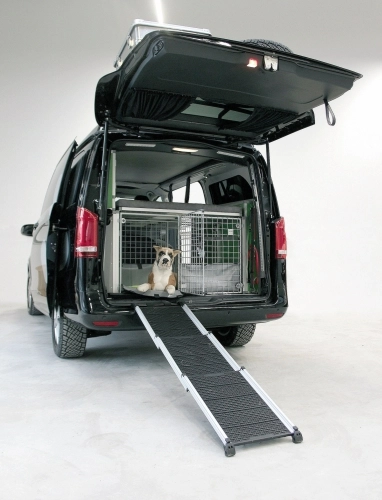 Aby ułatwić psu wejście i wyjście z kampera, przygotowano dla niego specjalną, rozkładaną rampę - zdjęcie 3