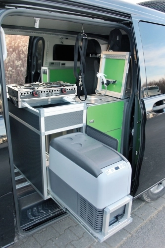 W Dogs-camper na zewnątrz użyjemy także kuchenki, która jest wysuwna z wnętrza pojazdu - zdjęcie 5