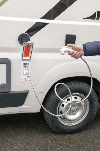 W niemieckim Dogscamper prysznic na zewnątrz dostępny jest dzięki długiemu wężowi, natomiast w szwajcarskim Dog Camper (na zdjęciu) mamy dodatkowy prysznic zamontowany na zewnątrz - zdjęcie 9