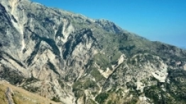 Zakręty, dziury, długie podjazdy i zjazdy, obok przepaście, ale za to widoki nie do opisania – tak wygląda droga SH8, którą pokonujemy przełęcz Llogara. - zdjęcie 1