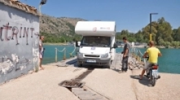 Jedna z największych atrakcji – przepłynięcie archaicznym promem przez kanał Vivare. Dajemy radę, prom też. - zdjęcie 6