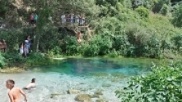 Na obu zdjęciach Gjirokastra: po lewej - od strony „parkingu dla kamperów”, po prawej - z perspektywy urokliwych uliczek. - zdjęcie 7