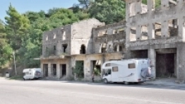 Gjirokastra od strony „parkingu dla kamperów” - zdjęcie 8