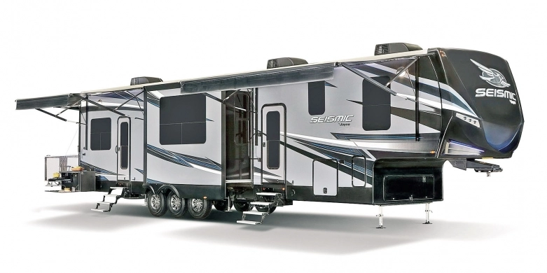 Naczepa kempingowa na 3 osie? Poznaj Seismic Jayco