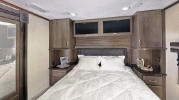 Mniejsza, dwuosiowa naczepa Jayco. Do wyboru mamy aż 8 naczep tej amerykańskiej firmy - zdjęcie 3