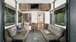 A to salon z Jayco Seismic. Można wypoczywać i przyjmować gości. Po lewej widoczne przejście do sypialni - zdjęcie 4