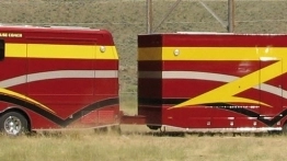 Wraz z przyczepą bagażową (oraz dodatkowo z ciągniętą na przyczepie łodzią!), Powerhouse Coach Sleeper Bus śmiało można nazwać jednym z najdłuższych hoteli na kołach na świecie. - zdjęcie 1