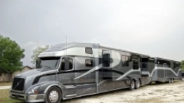 Różne modele Powerhouse Coach Sleeper Bus można zamówić, kupić albo nawet wypożyczyć od producenta. Różnią się one nieco wielkością, jak i np. kolorem nadwozia. - zdjęcie 2