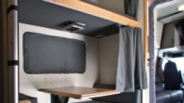 Na pierwszym planie przedział za szoferką, w którym można także usiąść przy składanym stoliku. - zdjęcie 3