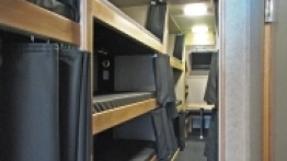 Miejsca do spania w trzecim pomieszczeniu. Na drugim planie – ostatnie pomieszczenie ze stołem. - zdjęcie 4