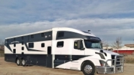 A to zdjęcie zrobił specjalnie dla Czytelników “Polskiego Caravaningu” Doug Tolbert (na zdjęciu widać jego cień), właściciel firmy Powerhouse Coach Incorporated, produkującej opisywane pojazdy. To jeden z najnowszych modeli w nowej kolorystyce. - zdjęcie 5