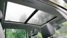 Elektrycznie sterowane panoramiczne okno dachowe to świetny dodatek do pojazdu wakacyjnego - zdjęcie 7