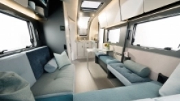 We wnętrzu strefa komunikacji jest dominująca, tak jak wybitnie lekkie formatki sterylnie białych mebli - zdjęcie 3