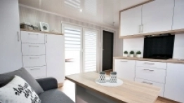 Przewaga rozwiązania DMK nad przyczepami kempingowymi wynika z możliwości dowolnego rozmieszczenia nie tylko mebli, ale i ścian działowych - zdjęcie 2