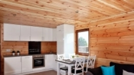 Dzięki temu, że firma dysponuje własnym zakładem stolarskim, klient może zaprojektować wszystkie meble, jakie znajdą się w domku mobilnym - zdjęcie 5