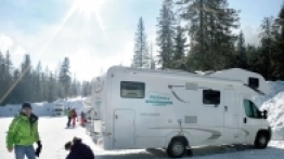 Niektóre kempingi zlokalizowane są tuż przy stokach (na zdjęciu kemping w Sesto) - zdjęcie 2