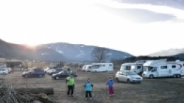 W Alpach obok każdego ośrodka narciarskiego (np. Kronplatz – na zdjęciu) znajdują się duże parkingi, na których spokojnie można spędzić noc wśród dziesiątków innych podobnych pojazdów - zdjęcie 3