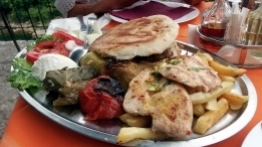 Kuchni bałkańskiej możemy skosztować w licznych knajpkach z widokiem na Stary Most - zdjęcie 6