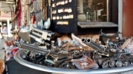 Nawet pamiątki przypominają o ostatniej wojnie domowej - zdjęcie 7