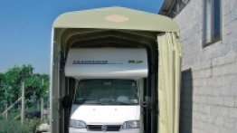 W garażach mieszczą się swobodnie kampery z alkową. Jak widać, można też wybrać różne kolory garaży. - zdjęcie 1