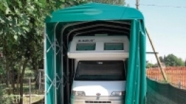 W garażach mieszczą się swobodnie kampery z alkową. Jak widać, można też wybrać różne kolory garaży. - zdjęcie 2