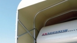 Garaże są odpowiednio wzmocnione systemem aluminiowych profili napinających. - zdjęcie 3