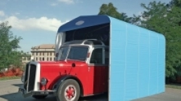 Po poluzowaniu odpowiednich śrub garaż można złożyć. - zdjęcie 4