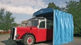 Po poluzowaniu odpowiednich śrub garaż można złożyć. - zdjęcie 5