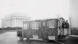 M. O’Donnell z Detroit z żoną i synami podczas wycieczki z Michigan na Florydę zatrzymał się w Waszyngtonie przy pomniku prezydenta Lincolna, gdzie zrobiono  to zdjęcie w lutym 1926 roku. - zdjęcie 1