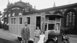 Jeden z pierwszych kamperów, stworzony na bazie Chevroleta przez W. A. Harrisa z Teksasu. Zdjęcie wykonano we wrześniu 1924 roku. - zdjęcie 2