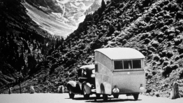 Z przyczepą w stronę gór.  W latach trzydziestych  i czterdziestych dwudziestego wieku takie wycieczki były rzadkością. - zdjęcie 5